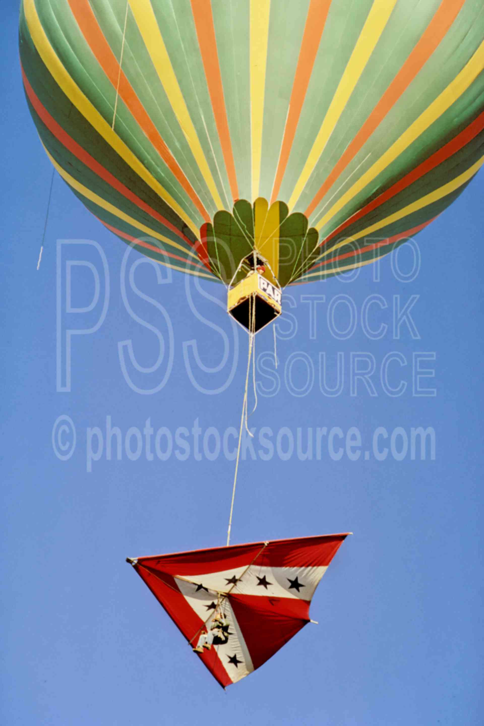 Hang Glider and Balloon,hang glider,hot air balloon,pine mountain,aeronautics,flight,towing,balloon drop,usas