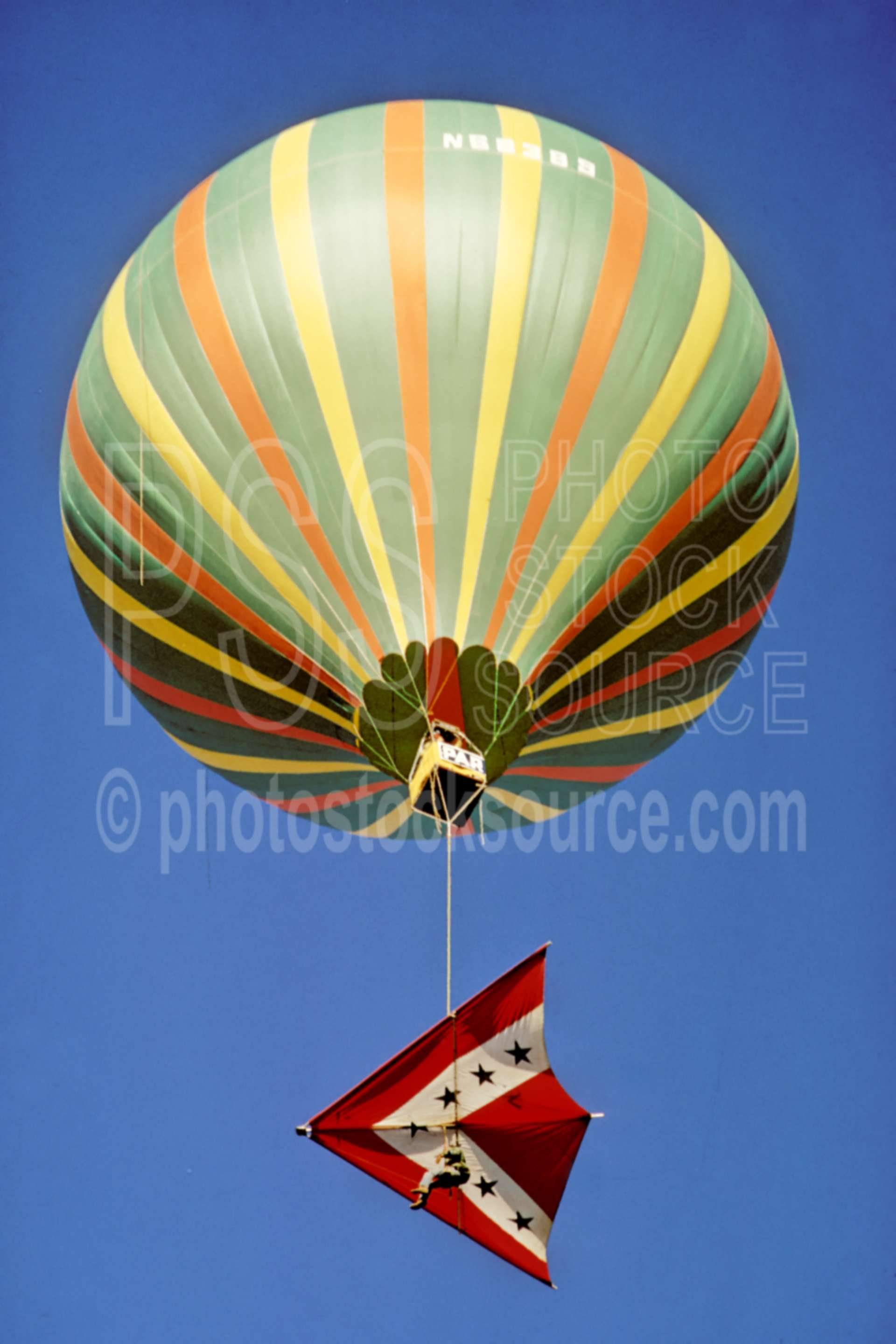 Hang Glider and Balloon,hang glider,hot air balloon,pine mountain,aeronautics,flight,balloon drop,usas