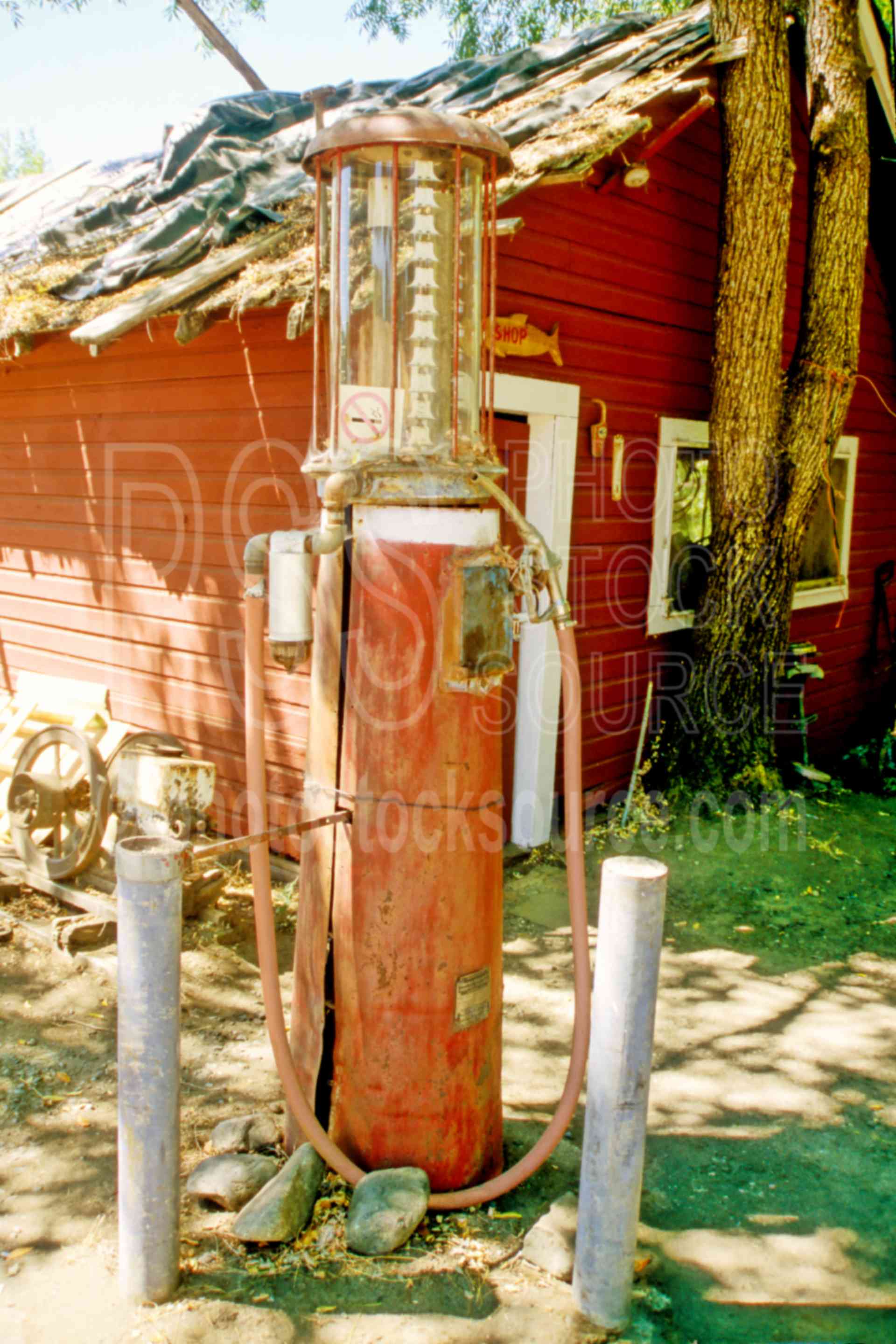 Old Gas Pump,gas pump,pump,us antiques,architecture