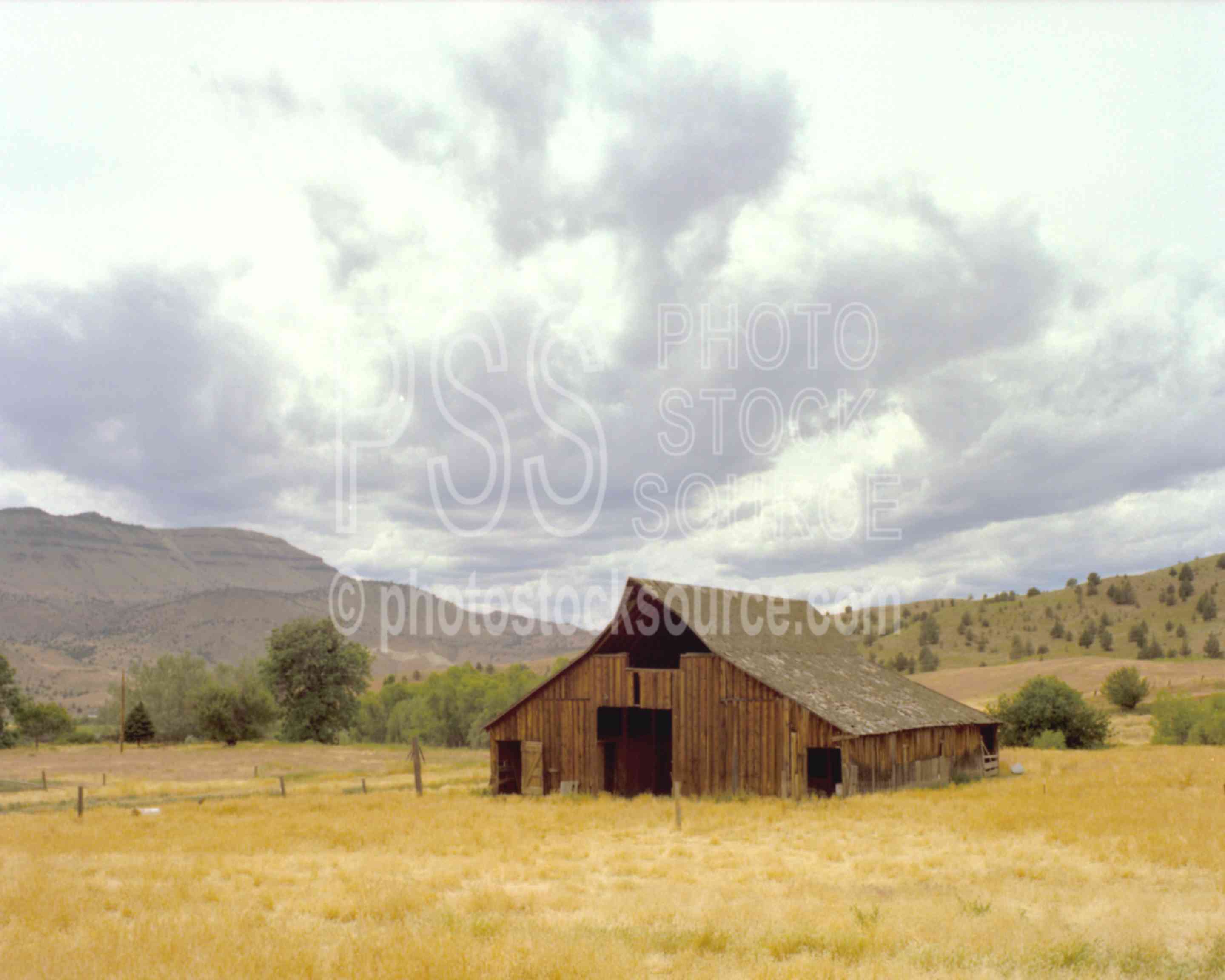 Barn and Clouds,barn,cloud,farm,usas,barns