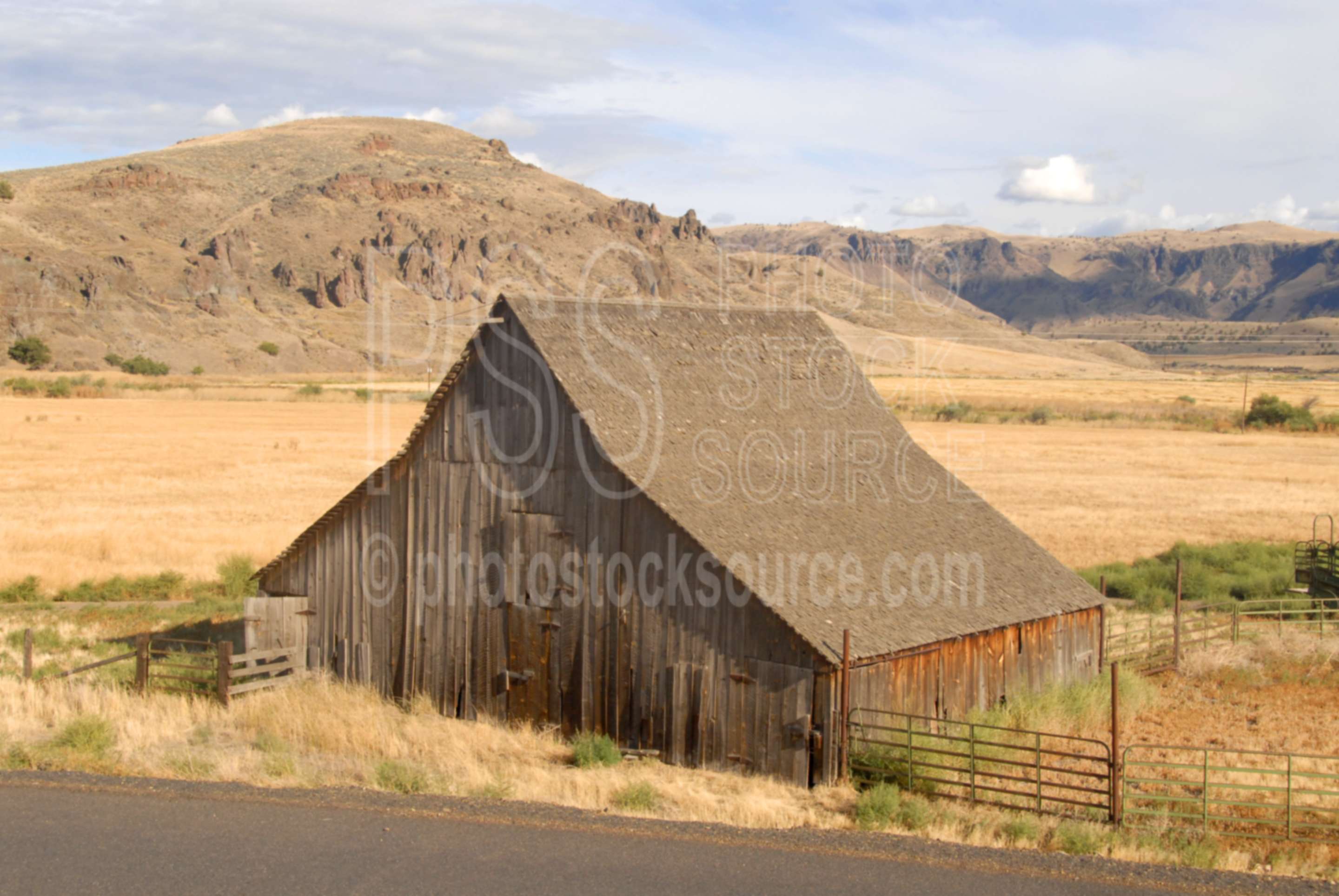 Wooden Barn,farm,ranch,john day river,lakes rivers