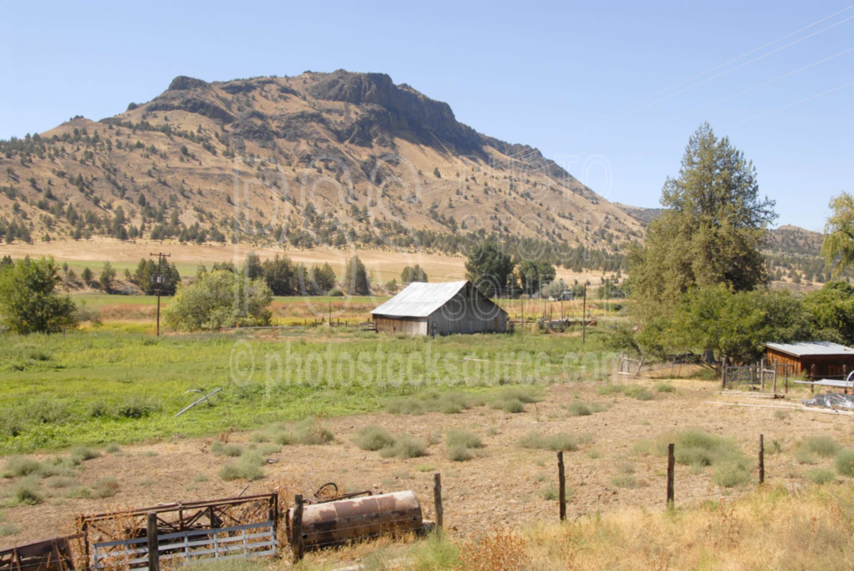 Barn and Mountain,farm,ranch,john day river,lakes rivers