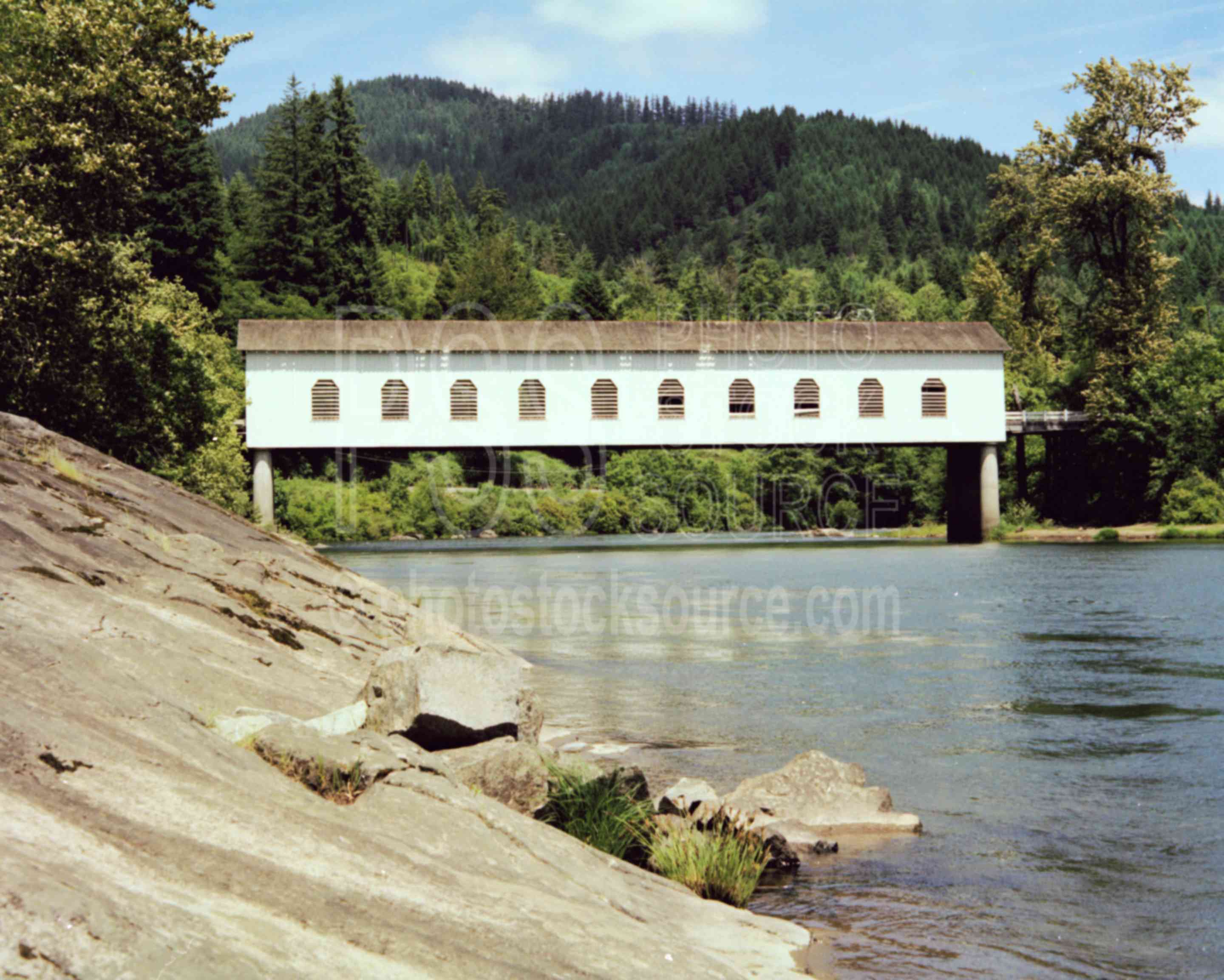 Goodpasture Bridge,mckenzie river,river,usas,lakes rivers,architecture,bridges