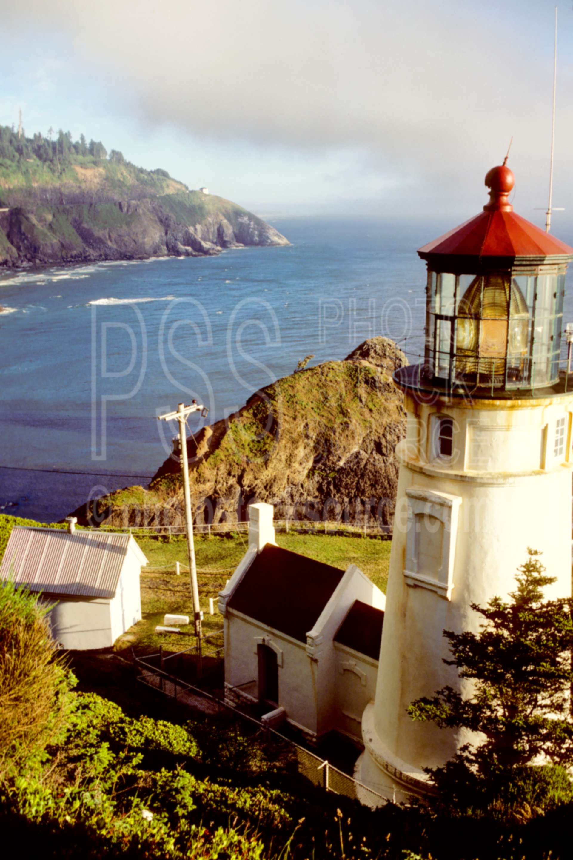 Heceta Head Lighthouse,cliff,cloud,coastline,usas,architecture,lighthouses