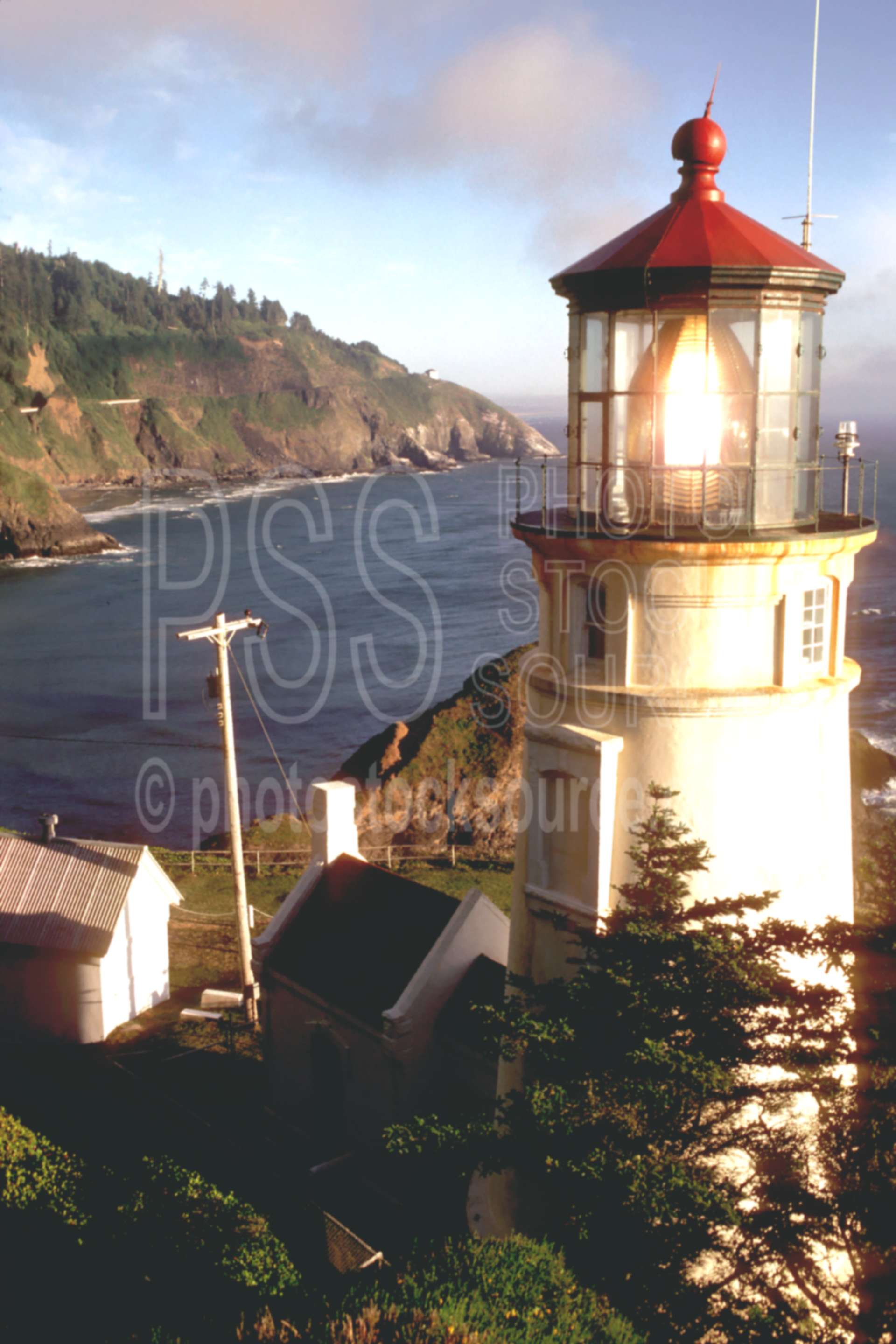 Heceta Head Lighthouse,cliff,cloud,coastline,usas,architecture,lighthouses