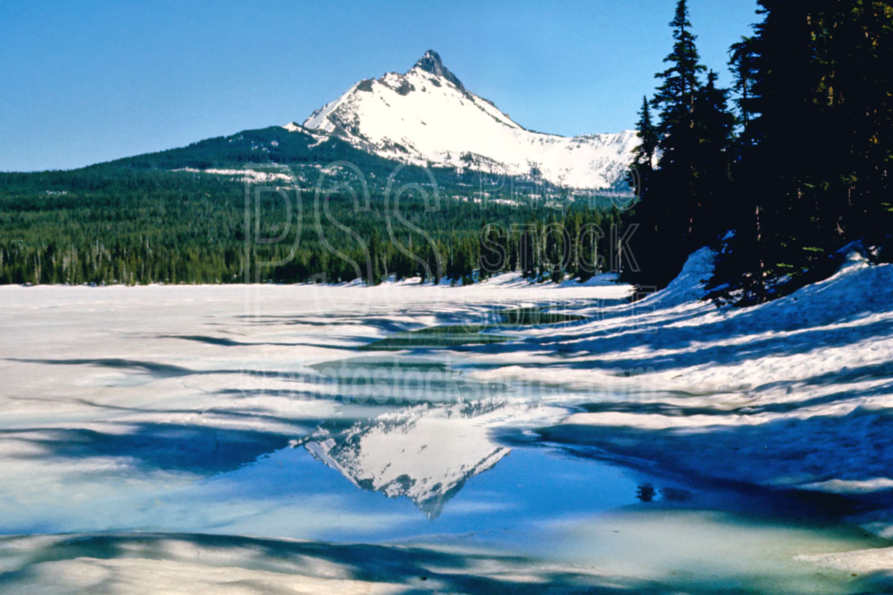 Mt. Washington,big lake,frozen lake,snow,winter,mount,season,usas,lakes rivers,mountains