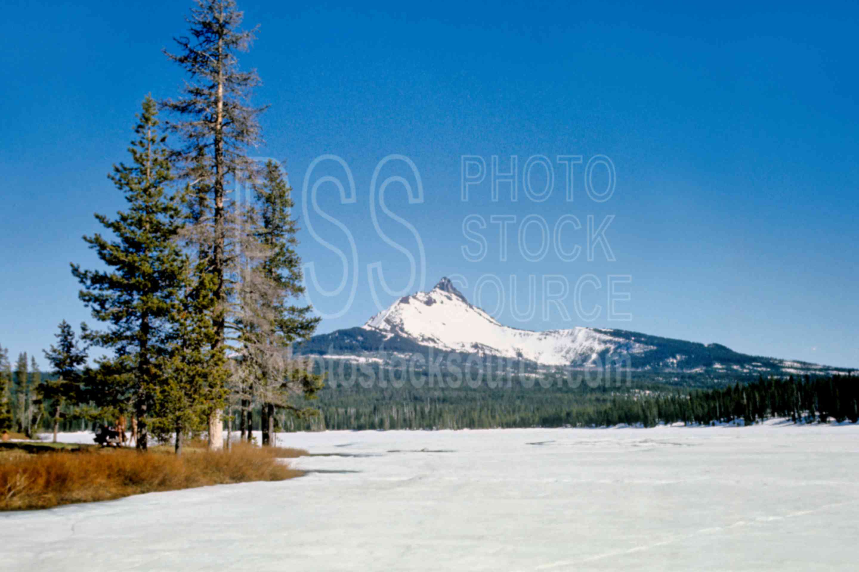 Big Lake, Mt. Washington,santiam pass,snow,frozen lake,ices,mt. washington,big lake,lake,mount,winter,lakes rivers,mountains