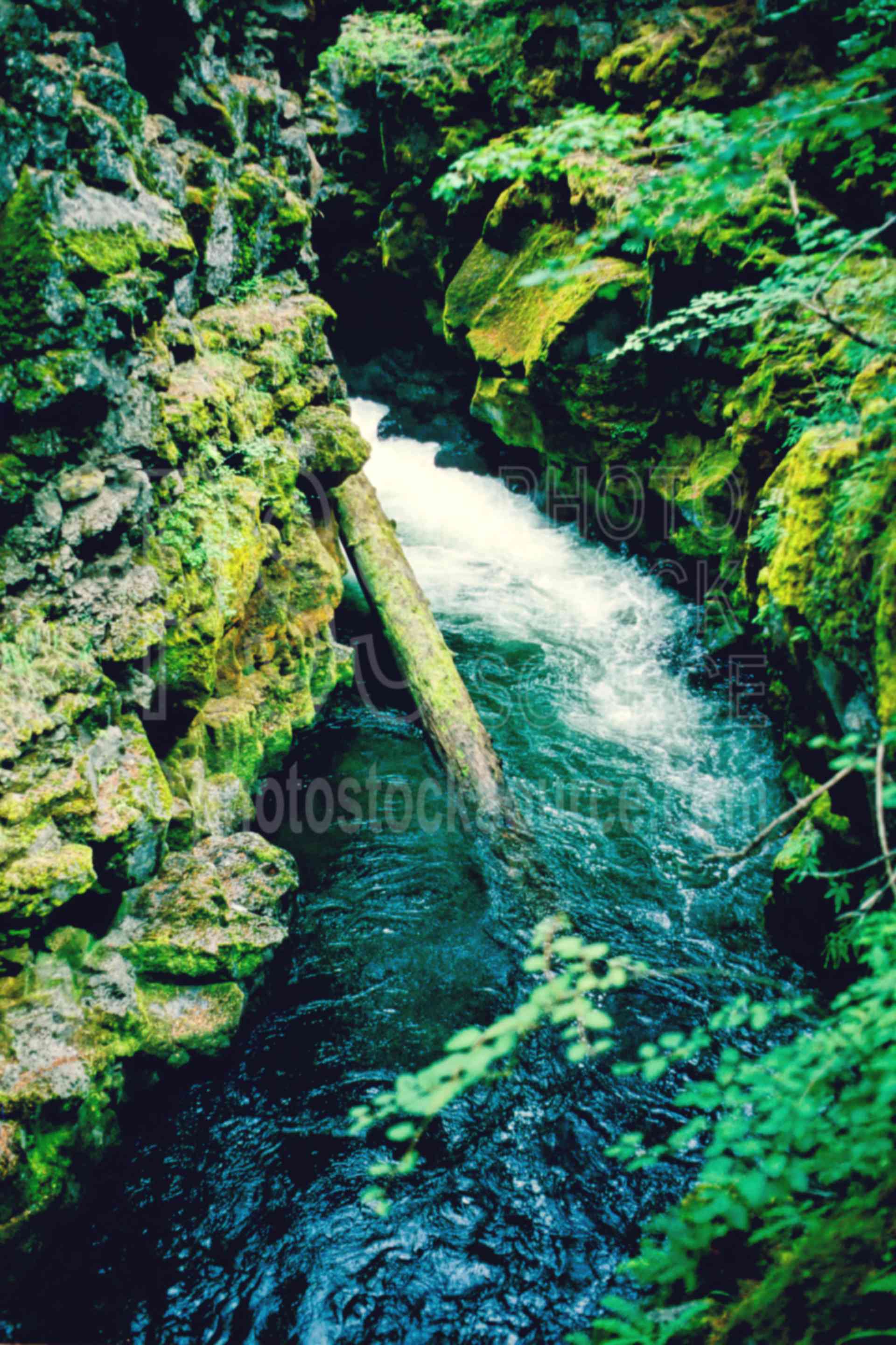 Upper Rogue River,lava tube,rogue river,usas,lakes rivers